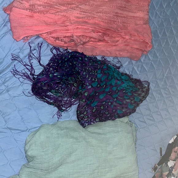 Scarf set LAST CHANCE BEFORE ITS DONATED - Picture 1 of 4